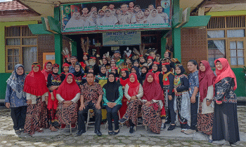Foto bersama siswa SMPN 6 Sampit peserta lomba dan pawai karnaval peringatan Hari Pahlawan Nasional Kamis 10 November 2022.