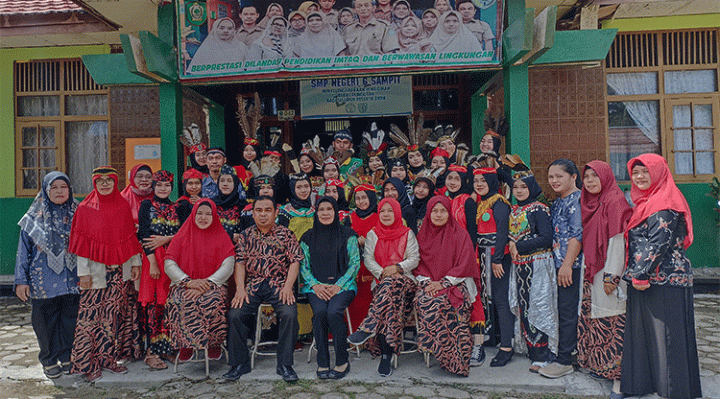 Foto bersama siswa SMPN 6 Sampit peserta lomba dan pawai karnaval peringatan Hari Pahlawan Nasional Kamis 10 November 2022.