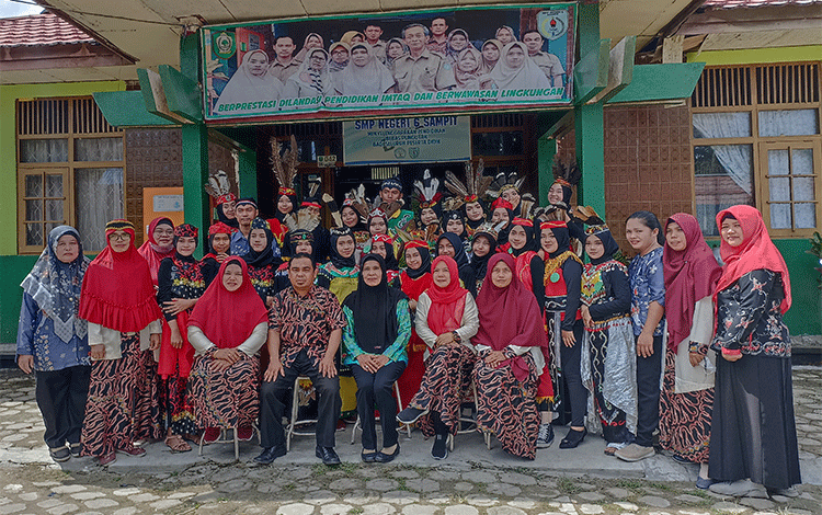 Kenakan Pakaian Adat, Siswa SMPN 6 Sampit Parade Fashion Show