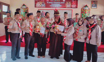Foto bersama siswa dan siswi yang dinobatkan sebagai raja dan ratu Dianpinru dengan Dewan Pengurus Kwarcab Kotim.