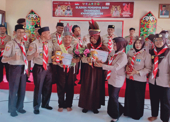 Foto bersama siswa dan siswi yang dinobatkan sebagai raja dan ratu Dianpinru dengan Dewan Pengurus Kwarcab Kotim.