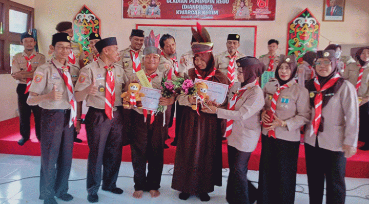 Foto bersama siswa dan siswi yang dinobatkan sebagai raja dan ratu Dianpinru dengan Dewan Pengurus Kwarcab Kotim.