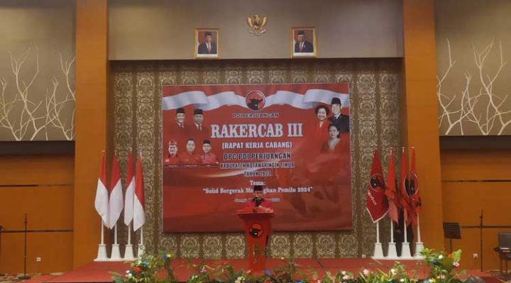 Halikinnor Ketua DPC PDIP Kotim menyampaikan sambutannya pada Rakercab III PDIP Senin 7 November 2022