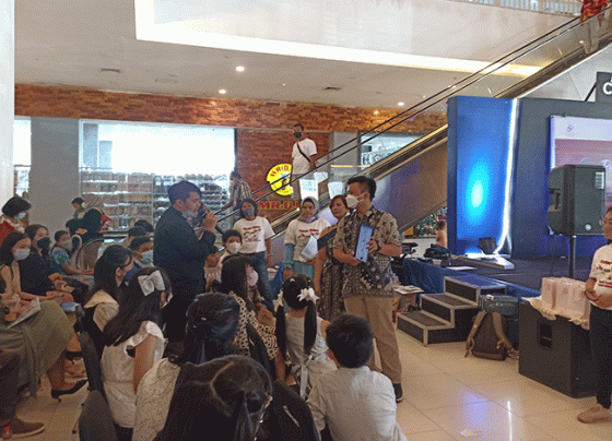 Hesty Candra bersama anak didiknya dalam rangkaian kegiatan Piano Party Concert Minggu 20 November 2022.