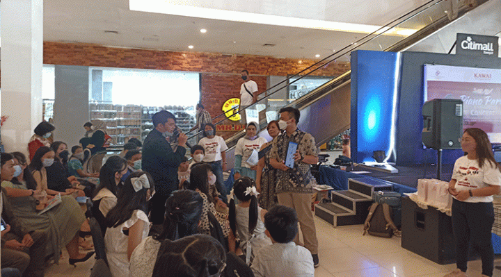 Hesty Candra bersama anak didiknya dalam rangkaian kegiatan Piano Party Concert Minggu 20 November 2022.