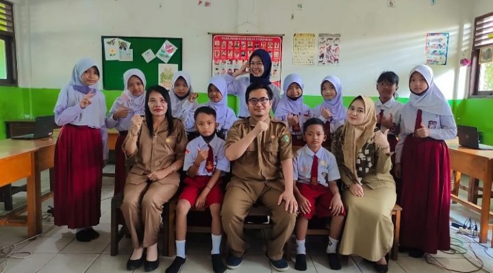 IlustrasiParaGurubersamapesertadidiknyadisalahsatusekolahdasardiKotim2022