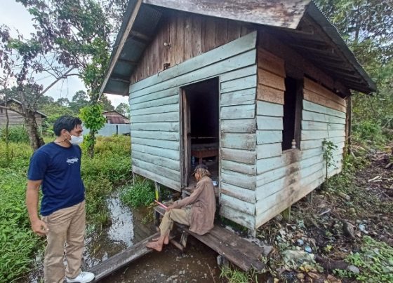 Kai Amat saat diantarkan warga ke pondoknya usai tergeletak di pinggir Jalan Ir Juanda Minggu sore 13 November 2022