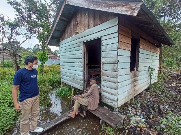 Kasihan! Kakek ini Terbaring di Pinggir Jalan Diduga Kelaparan, Ketika Diantar Begini Kondisi Pondoknya