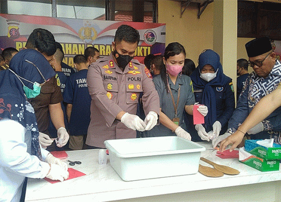 Kapolres Kotim AKBP Sarpani memimpin pemusnahan barang bukti sabu yang disita dari 12 orang tersangka.