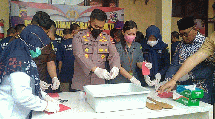Kapolres Kotim AKBP Sarpani memimpin pemusnahan barang bukti sabu yang disita dari 12 orang tersangka.