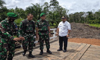 Kasrem 102Panju Panjung Klonel Inf Renal Aprindo Sinaga didampingi Dandim 1015 Sampit Letkol Inf Abdul Hamid saat meninjau hasil pembukaan jalan di Kelurahan Tanah Mas.