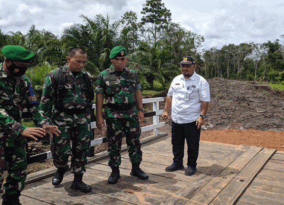 Kasrem 102Panju Panjung Klonel Inf Renal Aprindo Sinaga didampingi Dandim 1015 Sampit Letkol Inf Abdul Hamid saat meninjau hasil pembukaan jalan di Kelurahan Tanah Mas.