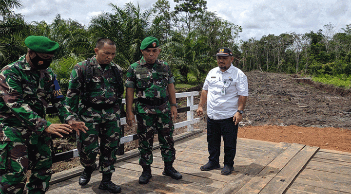 Kasrem 102Panju Panjung Klonel Inf Renal Aprindo Sinaga didampingi Dandim 1015 Sampit Letkol Inf Abdul Hamid saat meninjau hasil pembukaan jalan di Kelurahan Tanah Mas.