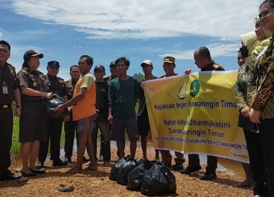 Kejari Kotim Dona saat menyerahkan paket sembako kepada masyarakat di Desa Hanjalipan yang menjadi korban banjir