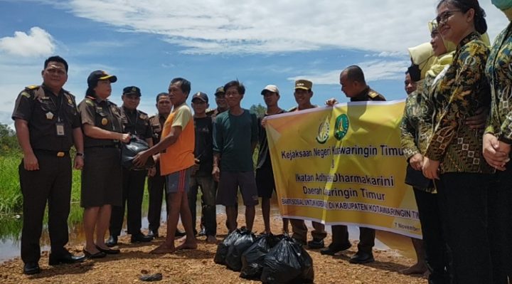 Kejari Kotim Dona saat menyerahkan paket sembako kepada masyarakat di Desa Hanjalipan yang menjadi korban banjir