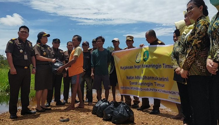 Kejari Kotim Salurkan Bantuan Sembako untuk Korban Banjir di Hanjalipan