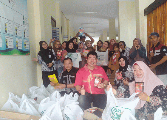 Keluarga besar PGRI Kotim menghimpun bantuan sosial Sabtu 5 November 2022.