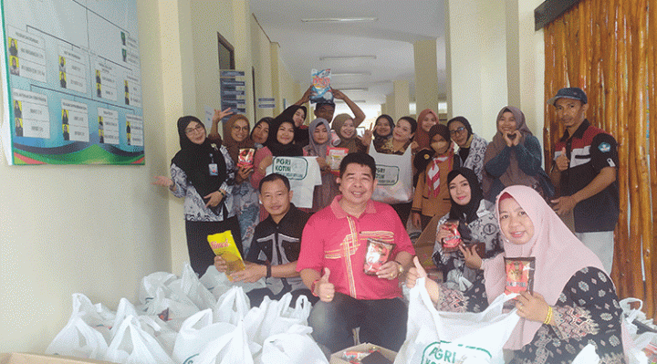 Keluarga besar PGRI Kotim menghimpun bantuan sosial Sabtu 5 November 2022.