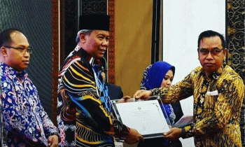 Kepala Diskominfo Kotim Multazam menerima penghargaan Keterbukaan Informasi Basan Publik untuk kategori Cukup Informatif di Palangka Raya Kamis 24 November 2022.