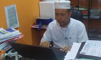 Kepala SMPN 2 Sampit Abdurrahman turut memanfaatkan IoT dalam melakukan pekerjaannya melalui komputer jinjing Rabu 19 Oktober 2022