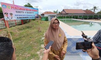 Kepala SMPN 4 Sampit Suyatmi diwawancarai usai peresmian kolam renang.
