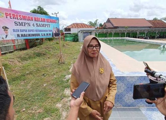 Kepala SMPN 4 Sampit Suyatmi diwawancarai usai peresmian kolam renang.