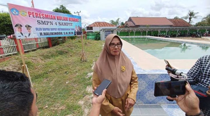 Kepala SMPN 4 Sampit Suyatmi diwawancarai usai peresmian kolam renang.