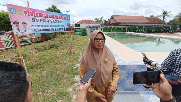SMPN 4 Sampit Fasilitasi Minat Renang Siswanya secara Mandiri