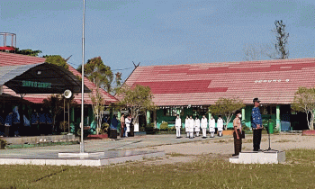 Kepala SMPN 9 Sampot Supriyono saat menjadi pembina upacara.