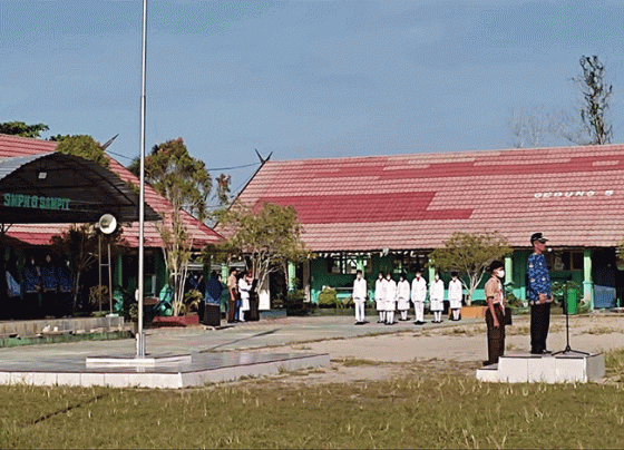 Kepala SMPN 9 Sampot Supriyono saat menjadi pembina upacara.