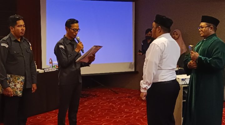 Ketua Bawaslu Kotim Muhammad Tohari saat melantik anggota Panwascam MB Ketapang