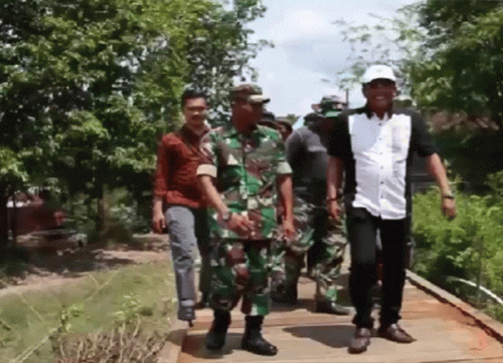 Ketua DPRD Kota Palangka Raya Sigit Karyawan Yunianto meninjau pekerjaan titian jalan di Kelurahan Petuk Katimpun yang dilaksanakan oleh TNI.