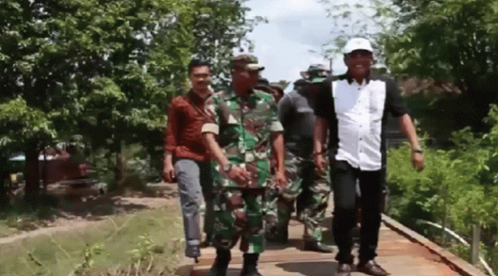 Ketua DPRD Kota Palangka Raya Sigit Karyawan Yunianto meninjau pekerjaan titian jalan di Kelurahan Petuk Katimpun yang dilaksanakan oleh TNI.