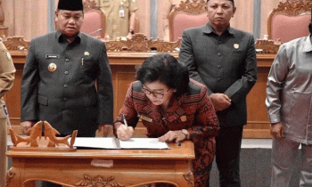 Ketua DPRD Kotim Rinie menandatangani APBD Kotim 2023 disaksikan Bupati Kotim Halikinnor dan Waket DPRD Kotim Rudianur.