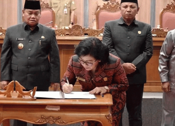 Ketua DPRD Kotim Rinie menandatangani APBD Kotim 2023 disaksikan Bupati Kotim Halikinnor dan Waket DPRD Kotim Rudianur.