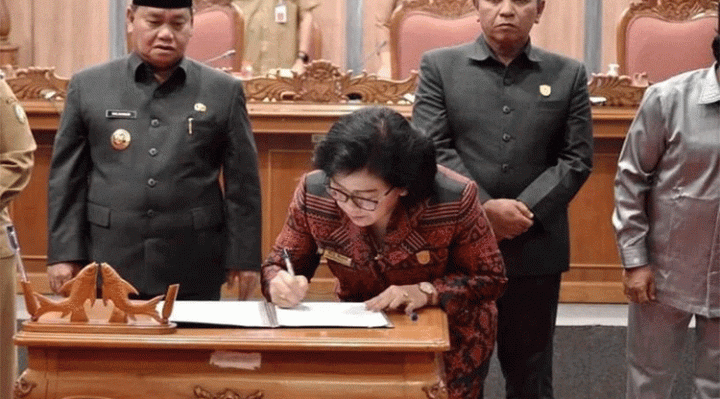 Ketua DPRD Kotim Rinie menandatangani APBD Kotim 2023 disaksikan Bupati Kotim Halikinnor dan Waket DPRD Kotim Rudianur.