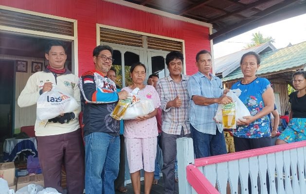 Ketua HNR Trail Adventure Kotim Ramadansyah saat menyerahkan bantuan bagi warga Kecamatan Telaga Antang