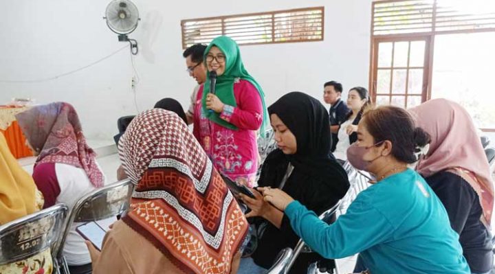 Ketua KPU Kotim Siti Fatonah Purnaningsih saat sosialisasi rekrutmen Badan Ad hoc PPK dan PPS di Kecamatan Baamang Jumat 11 November 2022