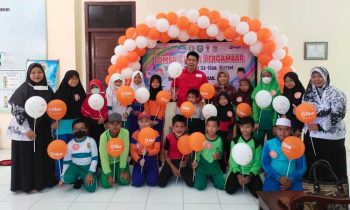 Ketua PGRI Kotim Suparmadi bersama dengan pengurus PGRI Kotim dan peserta cerita bergambar Minggu 27 November 2022
