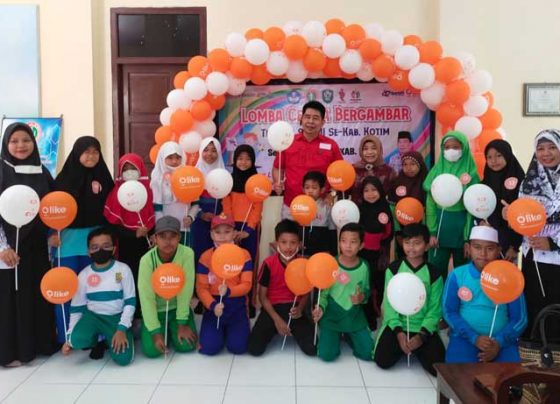 Ketua PGRI Kotim Suparmadi bersama dengan pengurus PGRI Kotim dan peserta cerita bergambar Minggu 27 November 2022