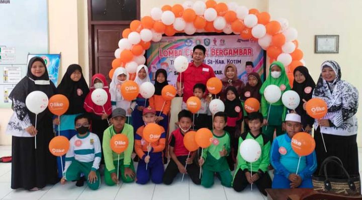 Ketua PGRI Kotim Suparmadi bersama dengan pengurus PGRI Kotim dan peserta cerita bergambar Minggu 27 November 2022