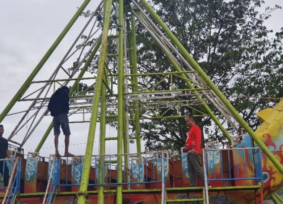 Ketua Panitia Sampit Trade Expo Rahmat Kotim saat mengecek para pelaku usah yang tengah melakukan persiapan