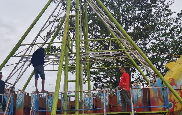 Ketua Panitia Sampit Trade Expo Rahmat Kotim saat mengecek para pelaku usah yang tengah melakukan persiapan