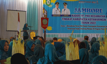 Ketua TP PKK Kotim Khairiah Halikinnor memberikan sambutan pada pembukaan jambore kader PKK Kecamatan se Kabupaten Kotawaringin Timur Kotim di Gedung Serbaguna Sampit Selasa 15 November 2022.