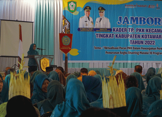 Ketua TP PKK Kotim Khairiah Halikinnor memberikan sambutan pada pembukaan jambore kader PKK Kecamatan se Kabupaten Kotawaringin Timur Kotim di Gedung Serbaguna Sampit Selasa 15 November 2022.