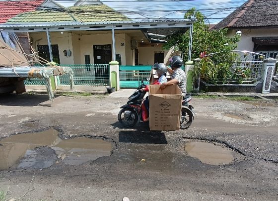 Kondisi jalan utama di Kompleks Perumahan Pembina Kecamatan MB Ketapang yang rusak berat dalma waktu dekat jalan itu akan diperbaiki