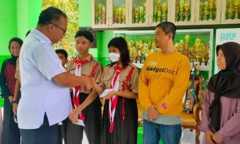 Mahbub baju putih melepas 4 Siswa SMPN 1 Sampit untuk mengikuti Lomba Taekwondo Menpora Cup Selasa 1 November 2022