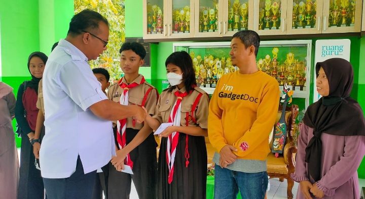Mahbub baju putih melepas 4 Siswa SMPN 1 Sampit untuk mengikuti Lomba Taekwondo Menpora Cup Selasa 1 November 2022
