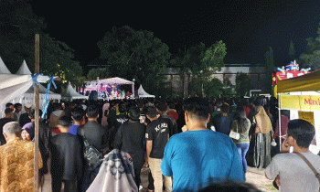 Masyarakat padati panggung menyaksikan pertunjukan DJ dan para penyanyi di malam penutupan Sampit Trade Expo 2022 Rabu malam 16 November 2022.