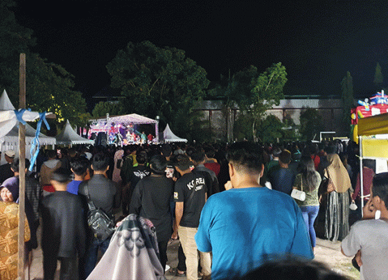 Masyarakat padati panggung menyaksikan pertunjukan DJ dan para penyanyi di malam penutupan Sampit Trade Expo 2022 Rabu malam 16 November 2022.
